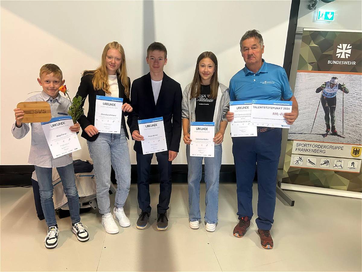 Für ihre sportlichen Leistungen wurden im Rahmen der Sportlerehrung vom SSV Altenberg besonders geehrt (von links) Mika Franz, Mariella Lehmann, Hugo Winter, Florentine Kaden. Dazu der Leiter des TSP Altenberg Henry Weise mit Auszeichnung zum „TSP des Jahres“.